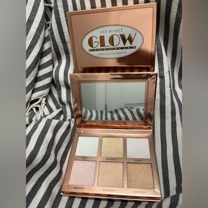 Brand new in box Ace Beauté Glow highlighter palette.